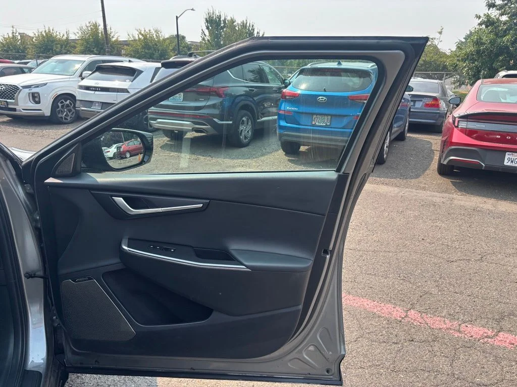 Used 2024 Steel Gray Kia Wind image 15