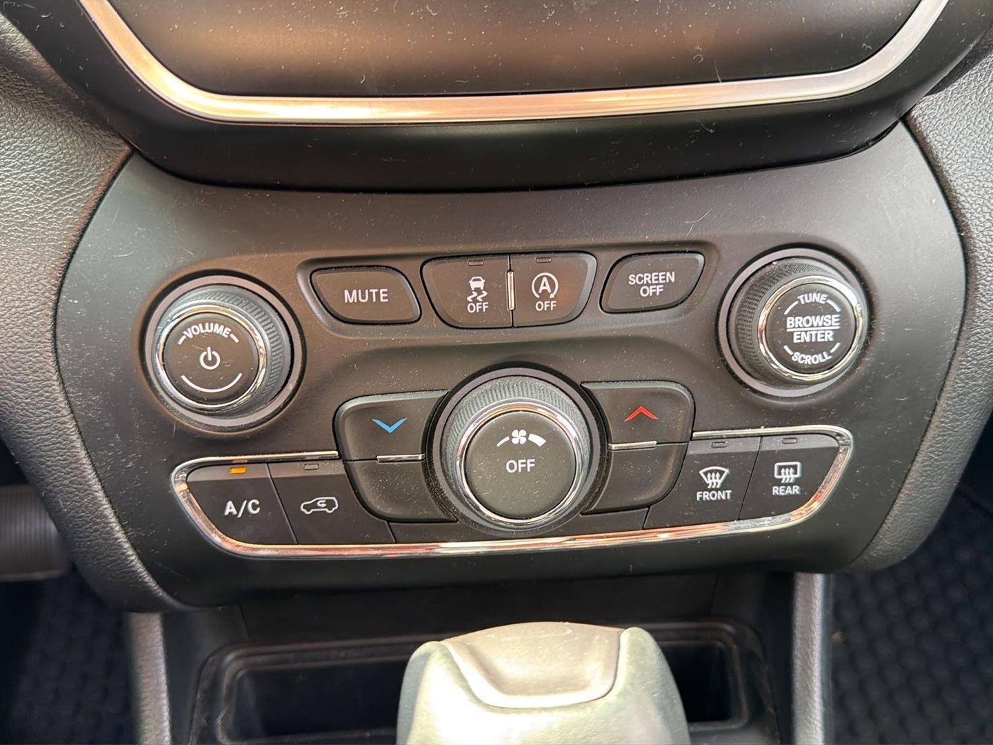 Used 2020 Velvet Red Pearlcoat Jeep Latitude Plus image 16