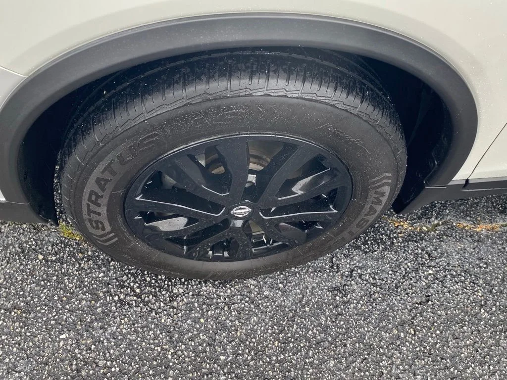 Used 2019 White Nissan S image 22