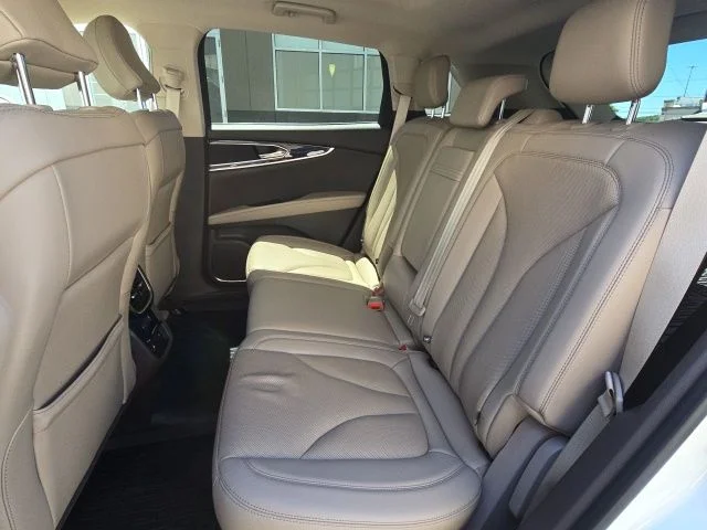 Used 2022 White Lincoln Reserve image 12