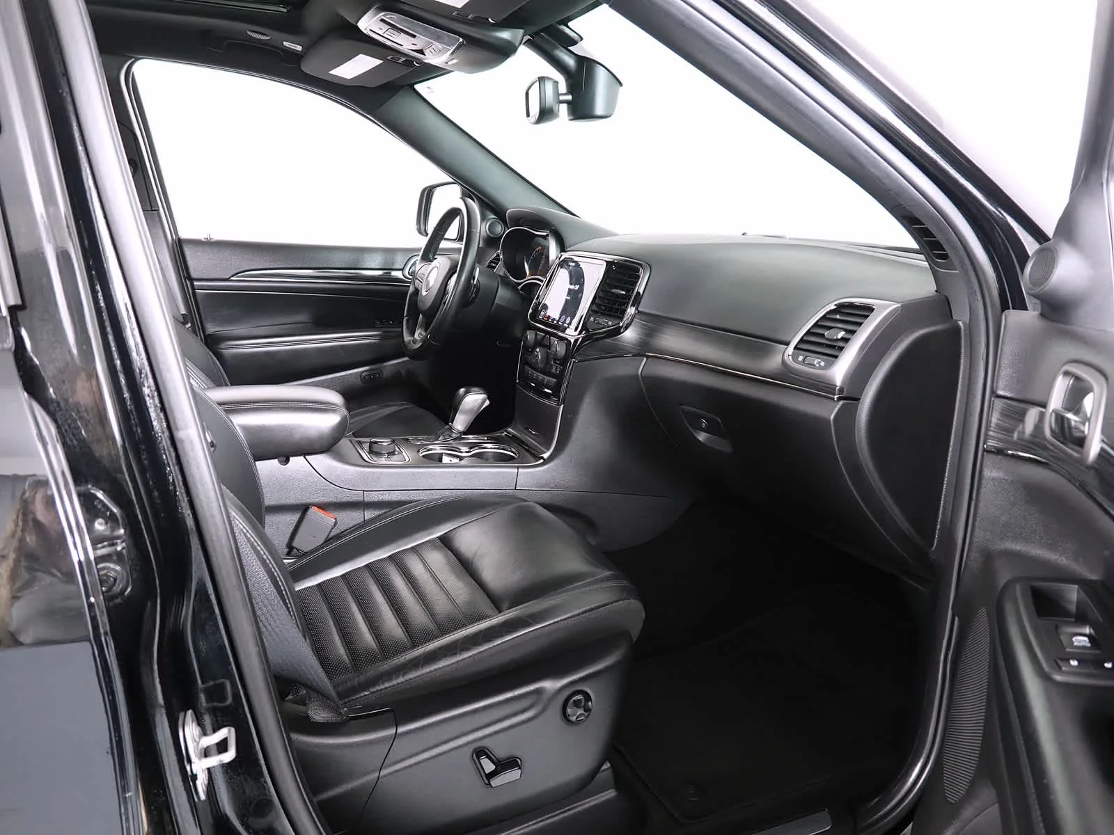 Used 2020 Diamond Black Crystal Pearlcoat Jeep Limited X image 16