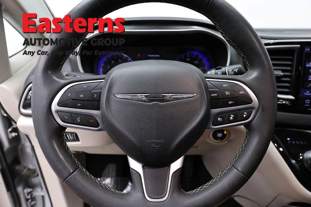 Used 2024 Silver Chrysler Touring L image 10