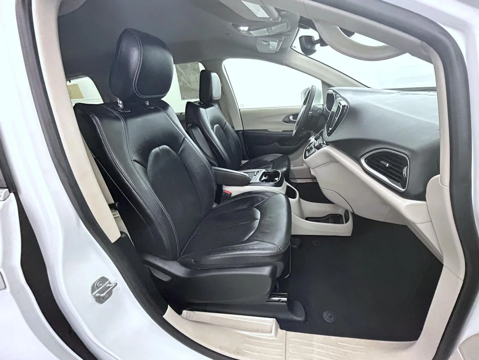 Used 2022 White Chrysler Touring L image 15