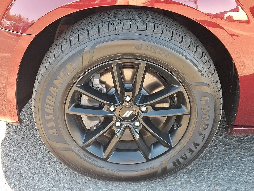 Used 2019 Red Dodge SXT image 29