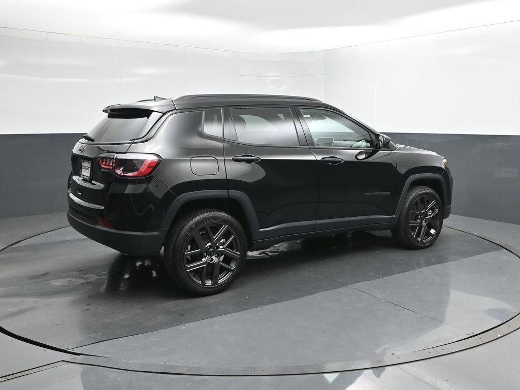 New 2026 Diamond Black Crystal Pearl-Coat Exterior Paint Jeep Latitude image 15
