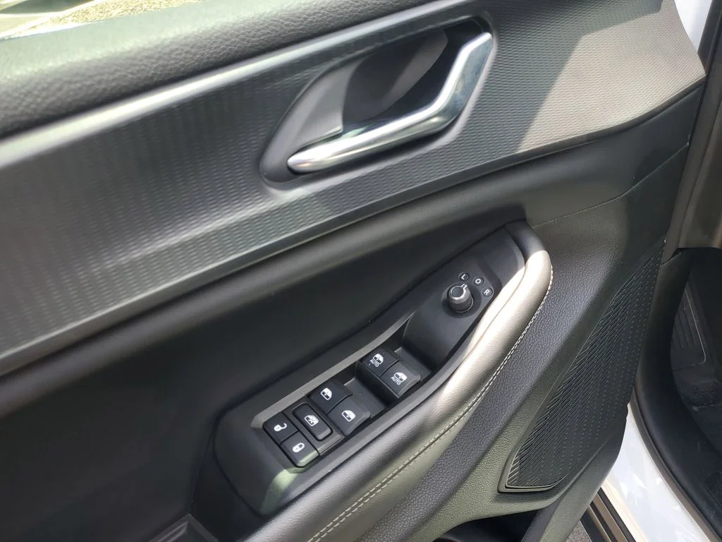 Used 2024 White Jeep Altitude image 9