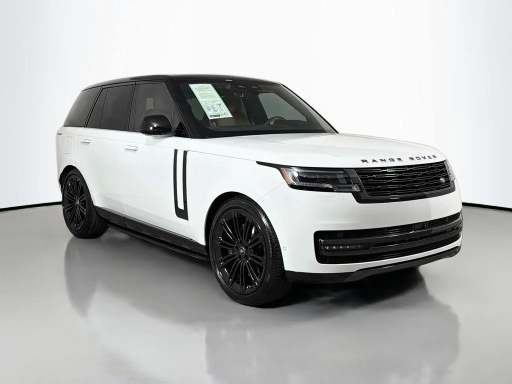 Used 2025 White Land Rover SE image 3