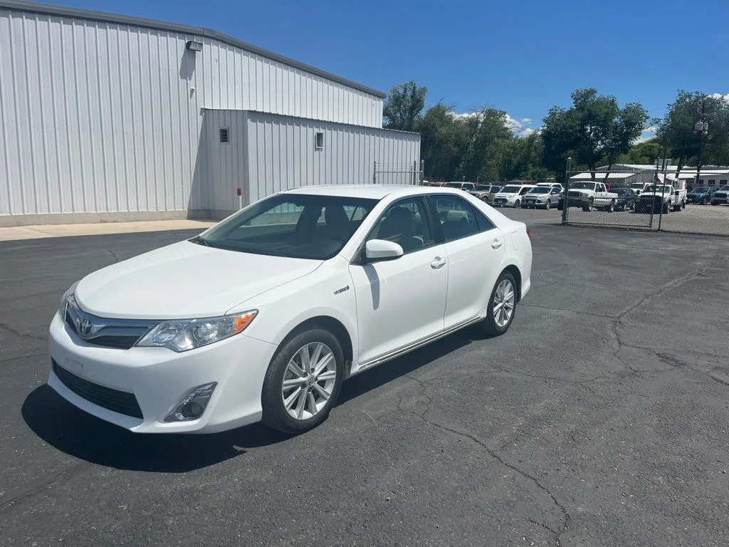 Used 2014 Super White Toyota XLE image 2