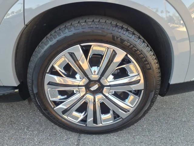 Used 2026 Luna Metallic (No longer available to order) Cadillac Premium Luxury image 4