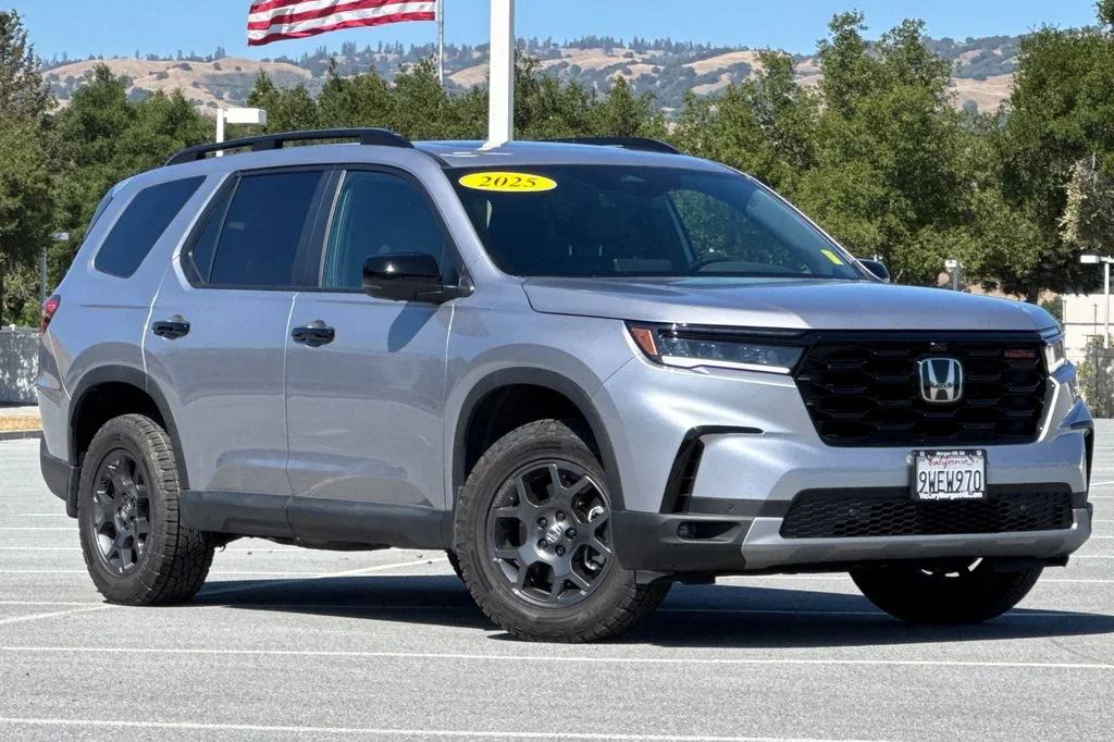 Used 2025 Lunar Silver Metallic Honda TrailSport image 2