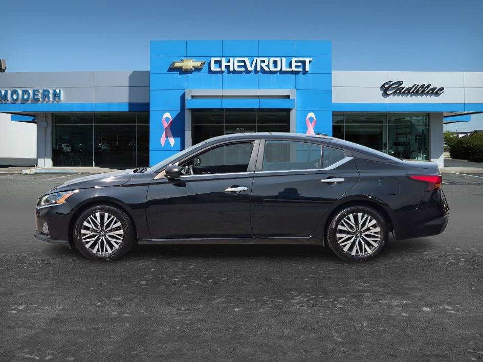 Used 2024 Super Black Nissan 2.5 SV image 2