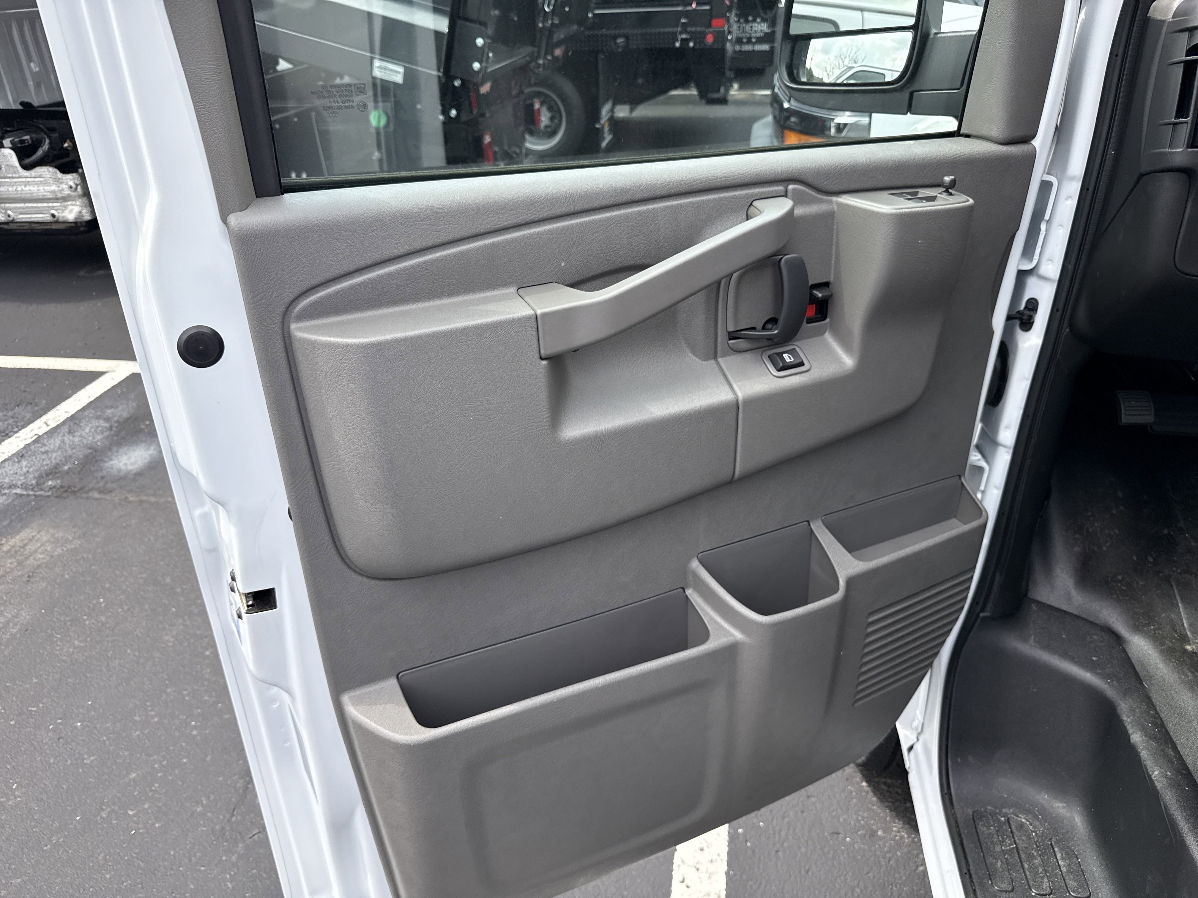 2025 Chevrolet Express Cargo Work Van - Photo 9