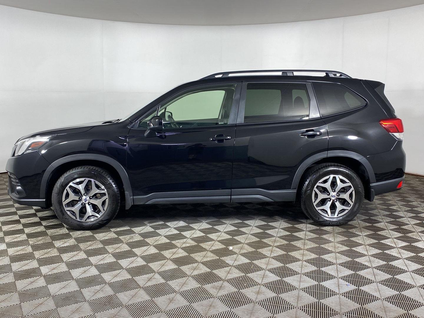 Used 2024 Crystal Black Silica Subaru Premium image 9