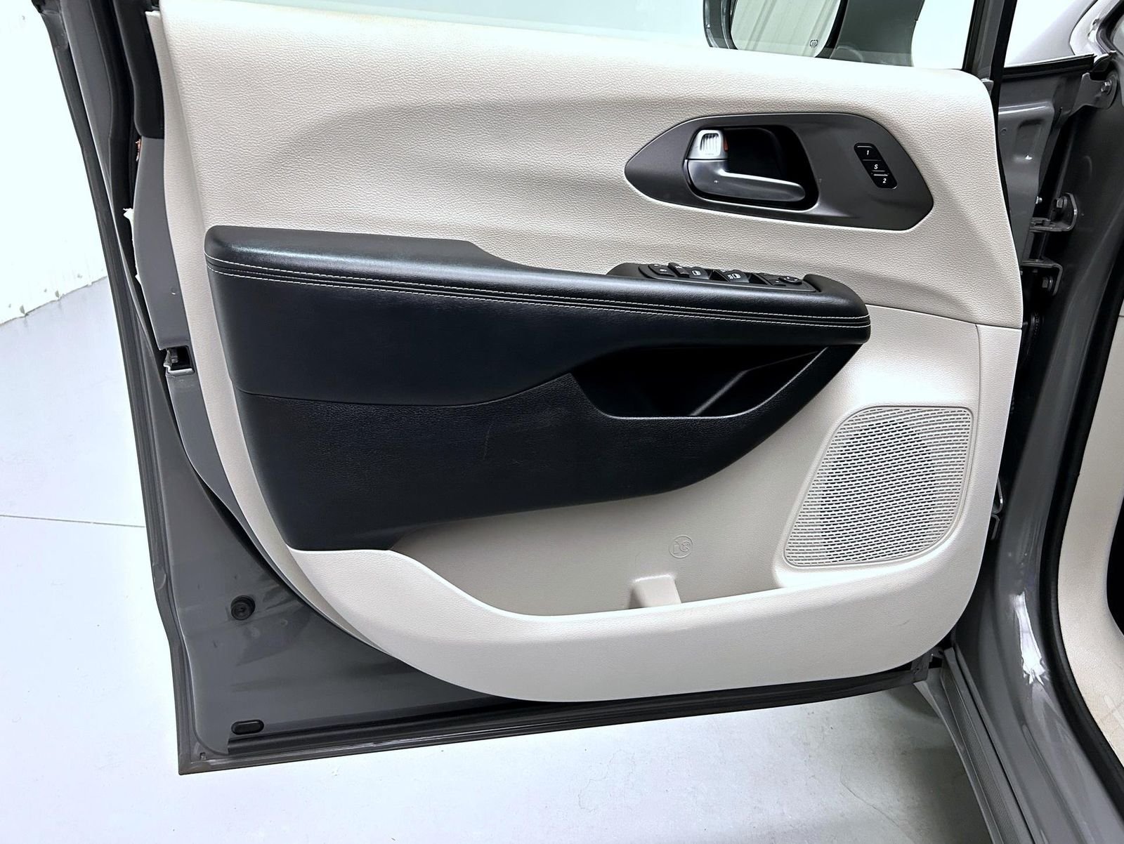 Used 2022 White Chrysler Touring L image 9