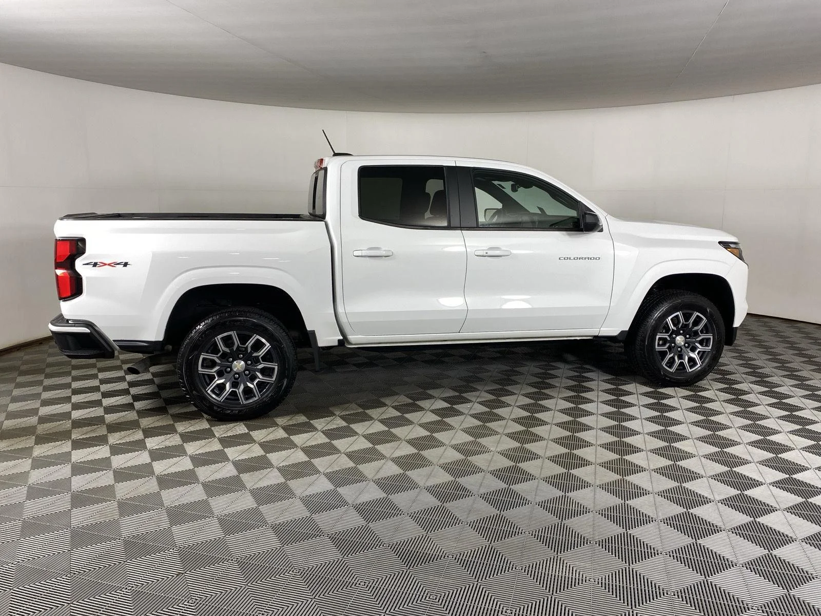 Used 2023 SUMMIT WHITE Chevrolet 4WD LT image 8