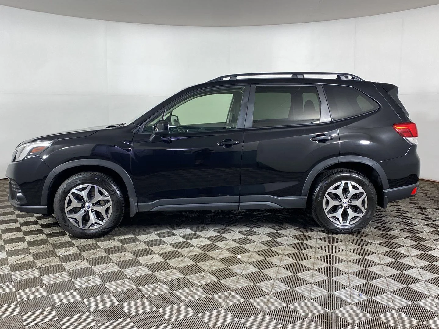 Used 2024 Crystal Black Silica Subaru Premium image 9