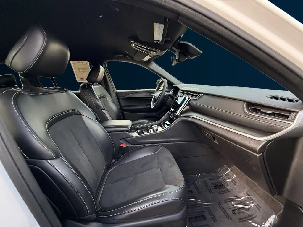 Used 2025 White Jeep Altitude image 17