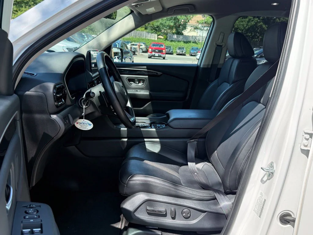 Used 2023 White Honda EX-L image 21