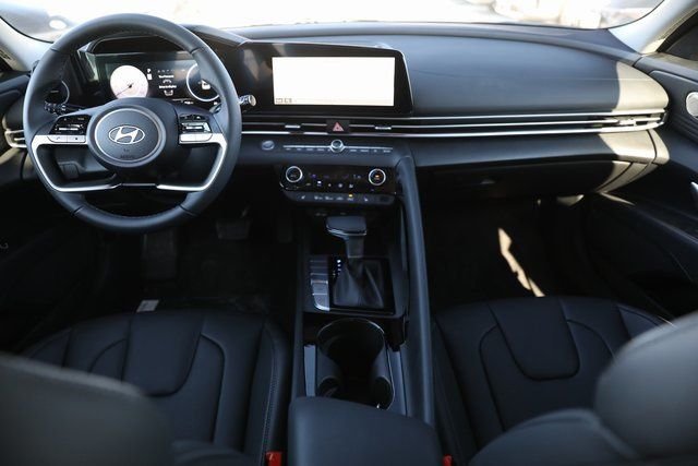 2025 Hyundai Elantra Limited - Photo 31