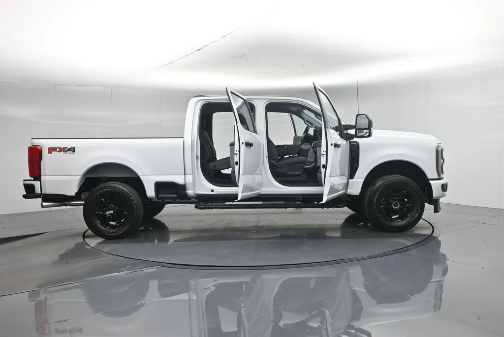 New 2026 Oxford White Ford XL image 4