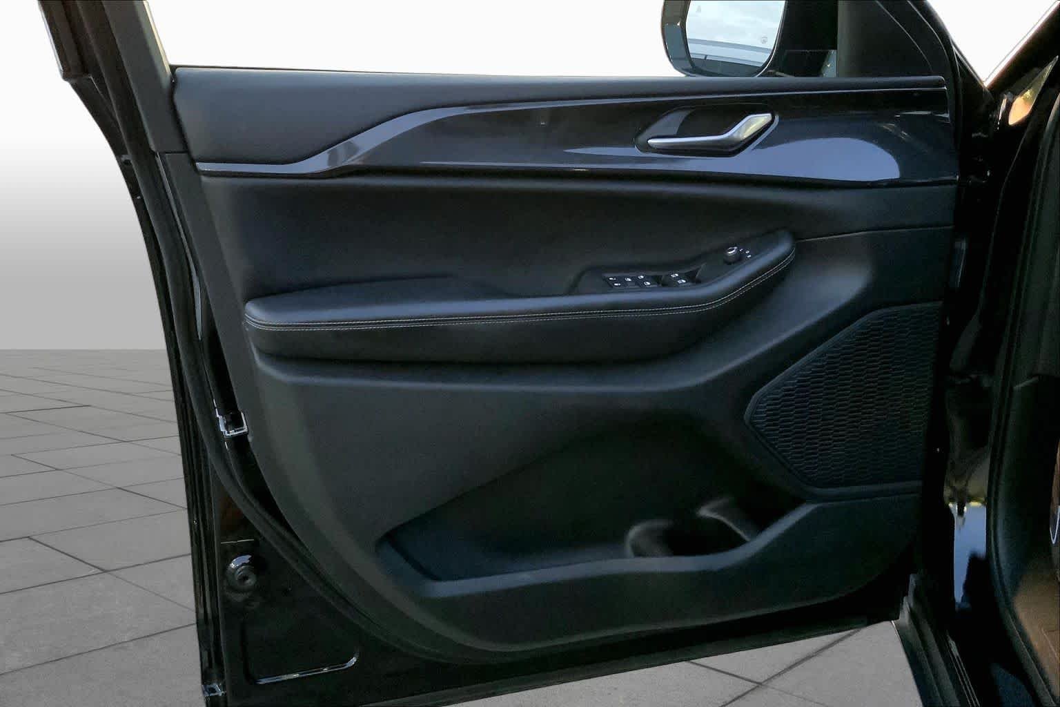 Used 2023 Diamond Black Crystal Pearlcoat Jeep Altitude image 18