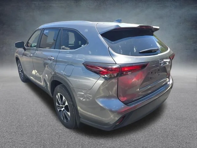 Used 2025  Toyota XLE image 3