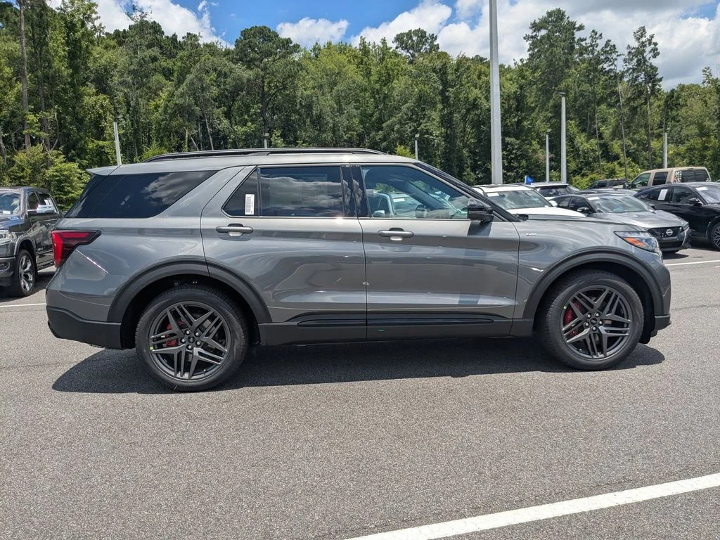 New 2026 Carbonized Gray Metallic Ford ST-Line image 3