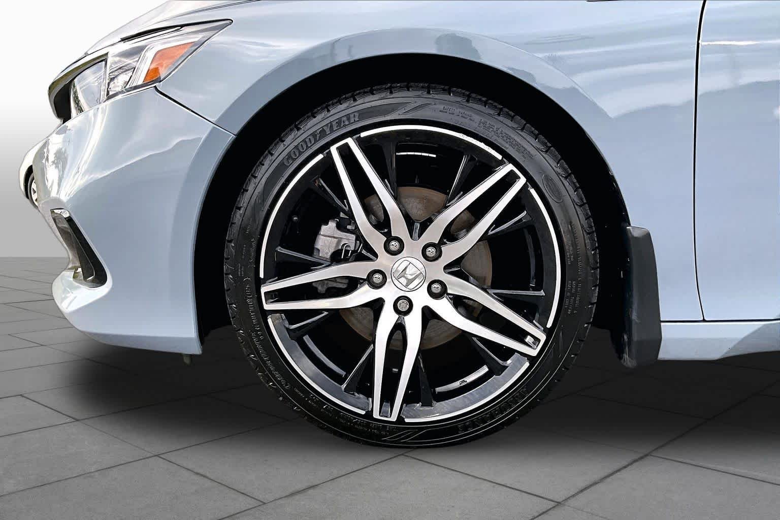 Used 2022 Sonic Gray Pearl Honda Touring image 11