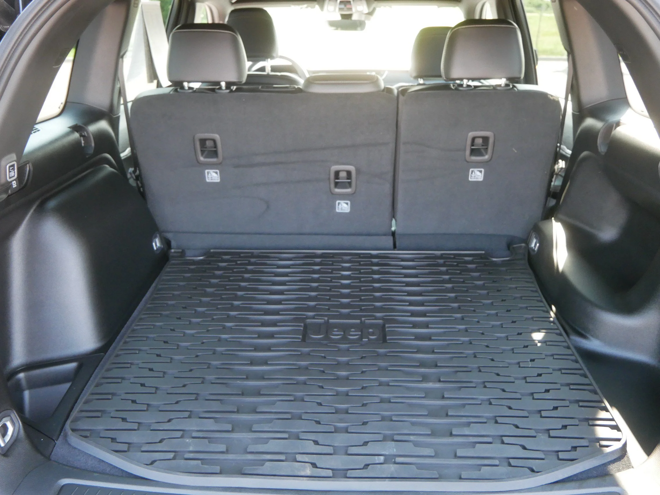 Used 2025 Diamond Black Crystal Pearlcoat Jeep Limited image 19