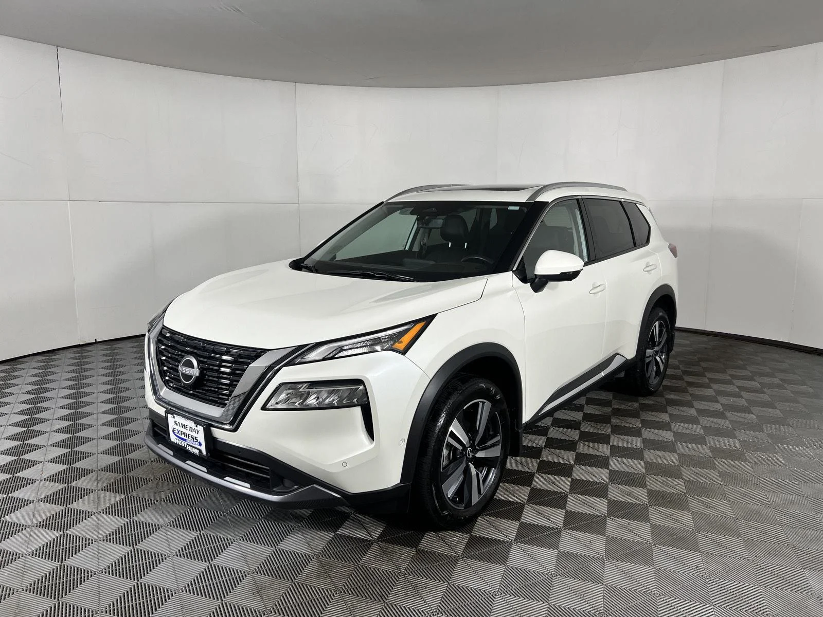 Used 2023 Pearl White Tricoat Nissan SL image 3