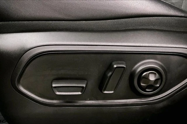 Used 2025 Diamond Black Crystal Pearlcoat Jeep Altitude image 31