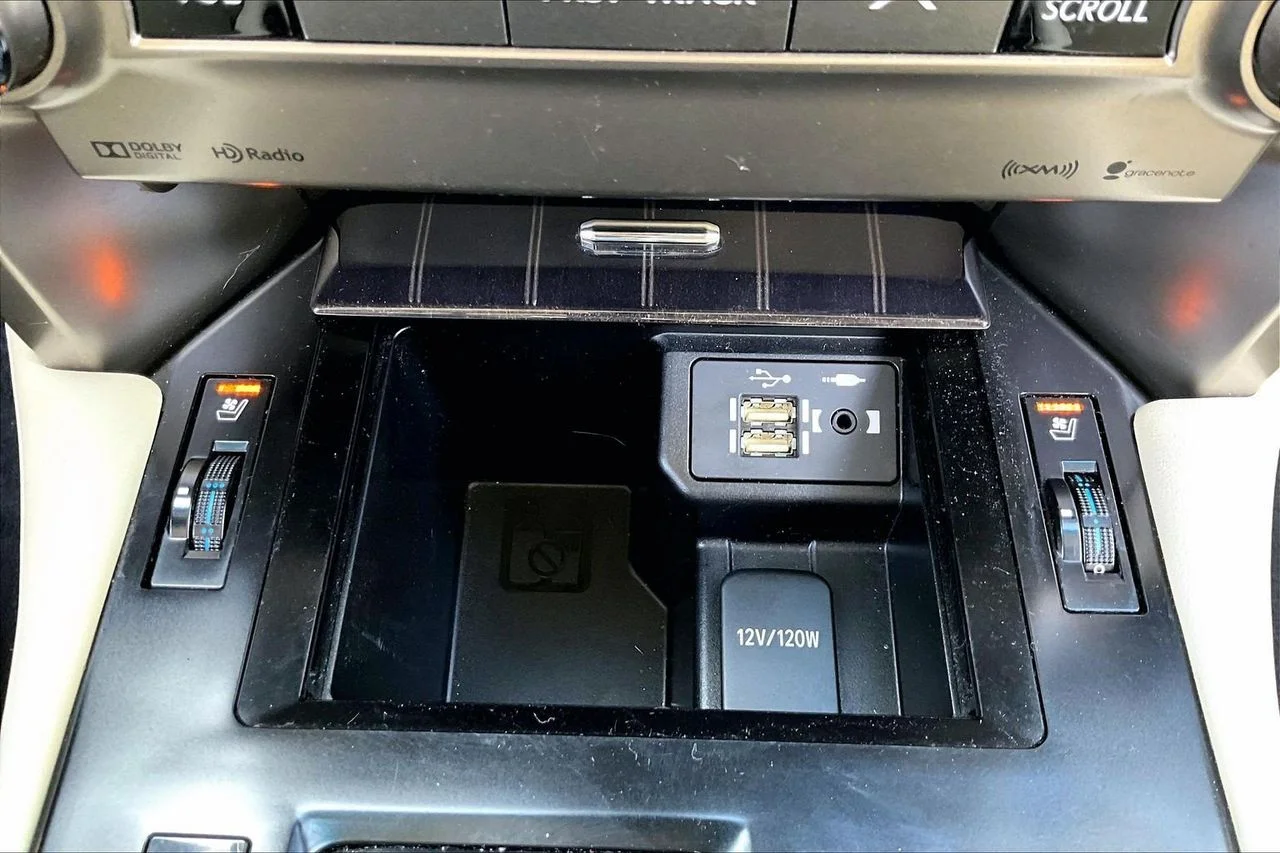 Used 2020  Lexus 460 image 18