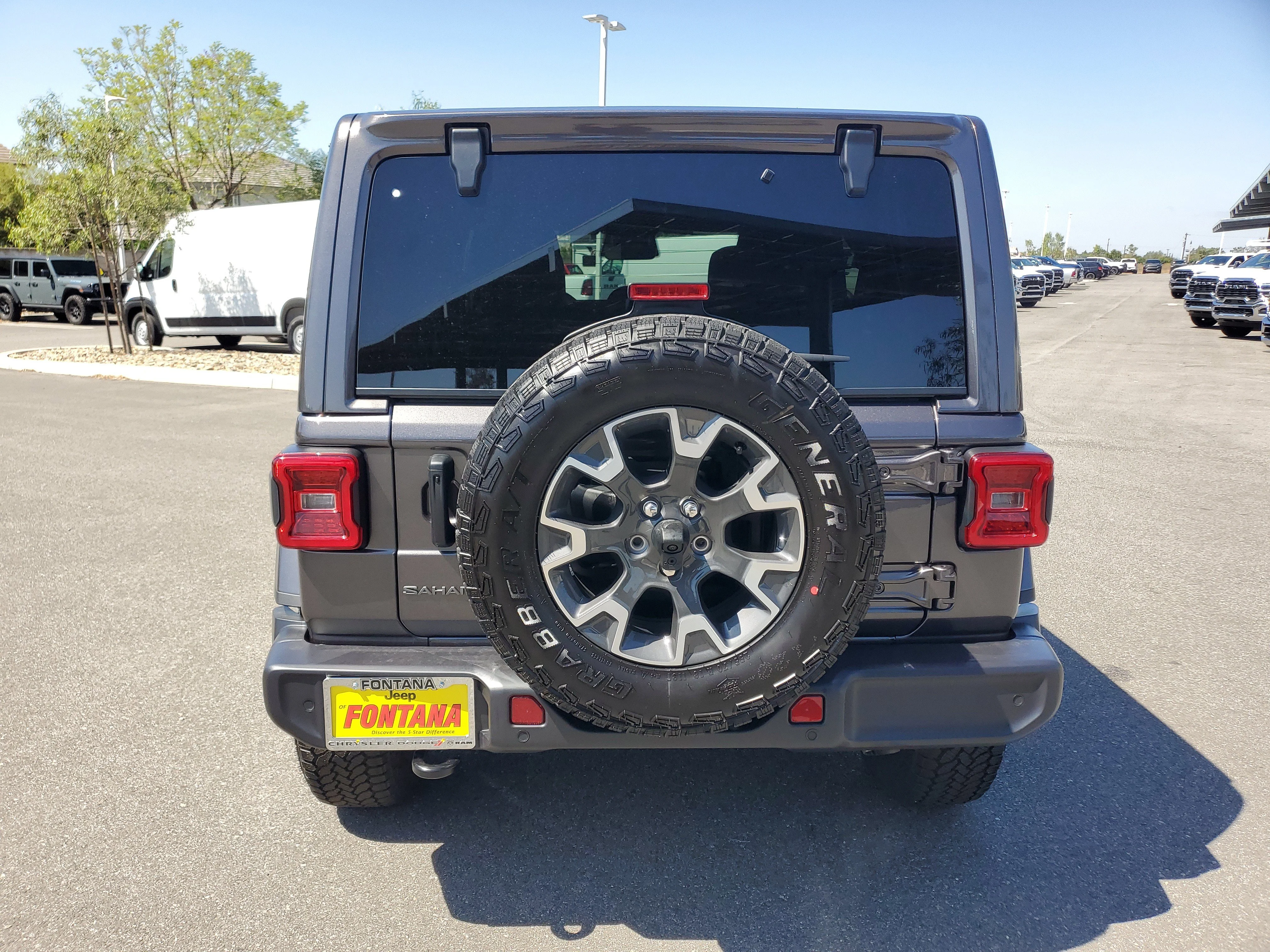 New 2026 Granite Crystal Metallic Clear-Coat Exterior Paint Jeep Sahara image 4