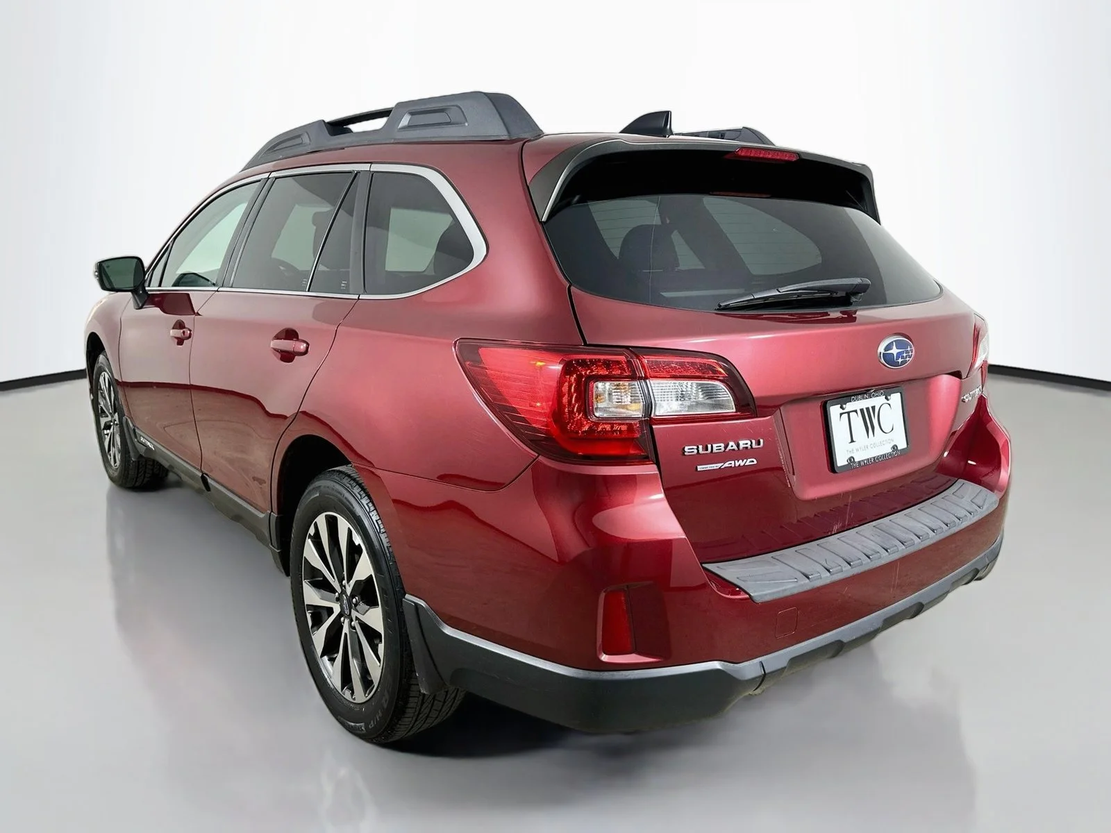 Used 2016 Red Subaru  image 7