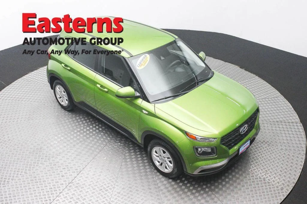 Used 2022 Green Hyundai SE image 4