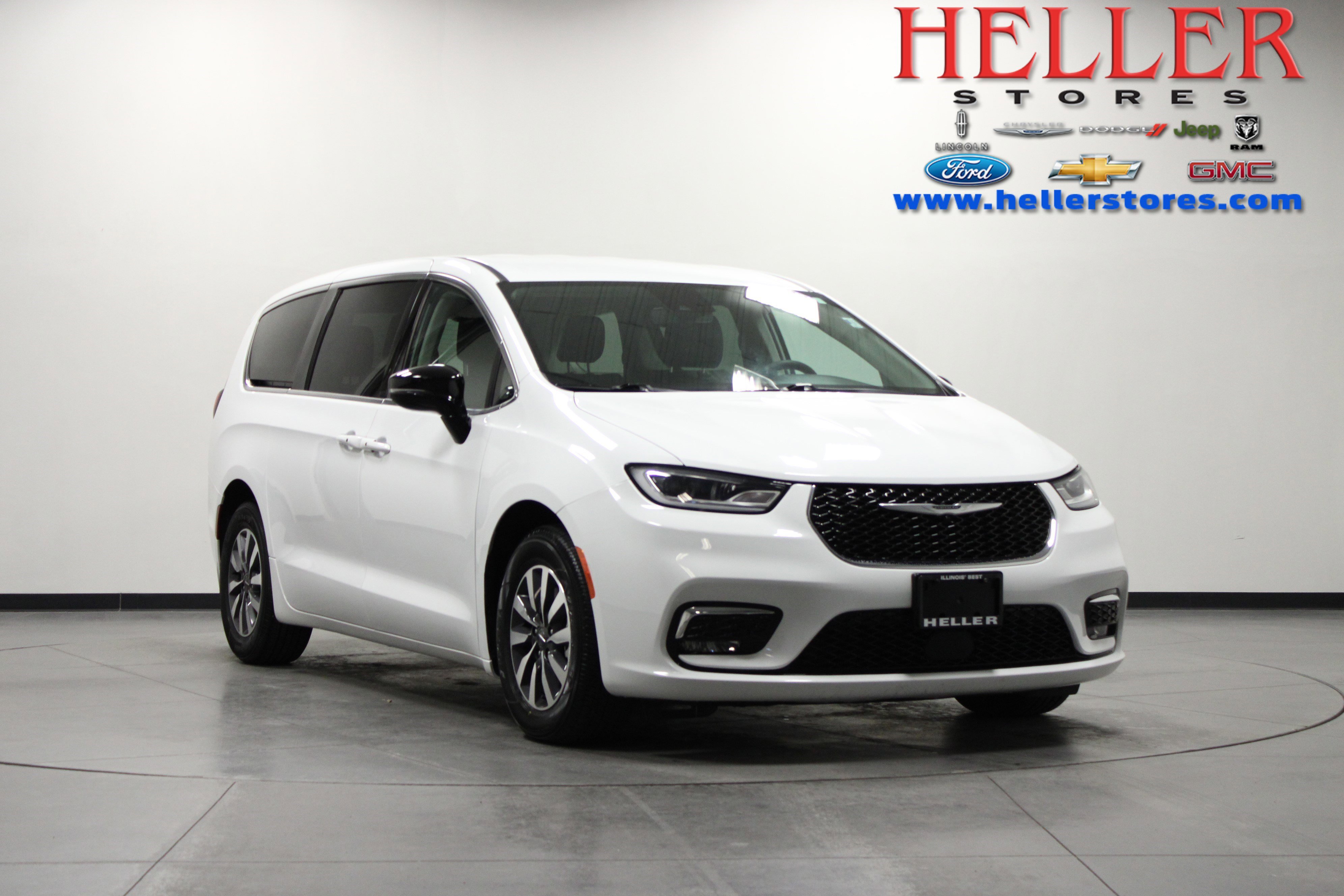 2024 Chrysler Pacifica Hybrid Select PHEV's photo