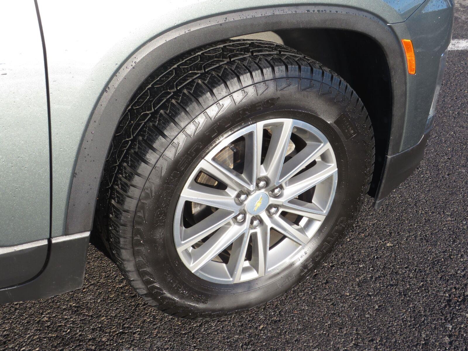 Used 2023 Silver Sage Metallic Chevrolet LT Cloth image 10