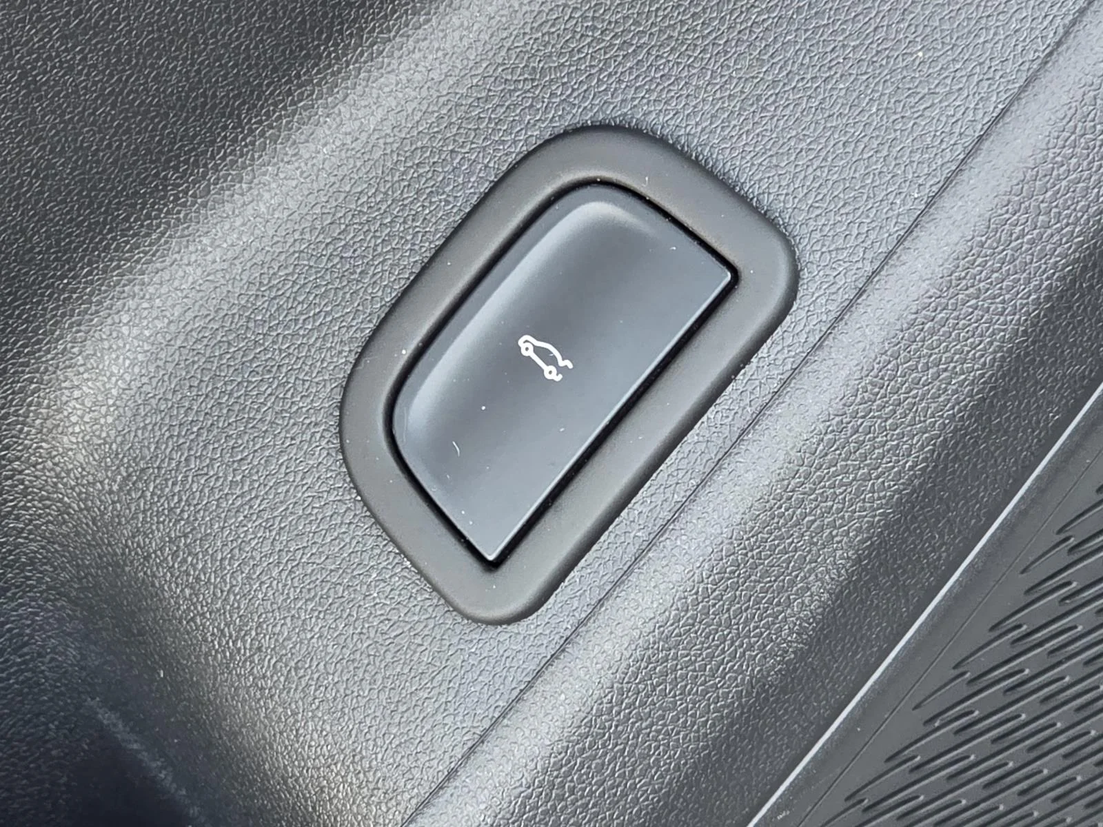Used 2025 Pearl Chevrolet Z71 image 40