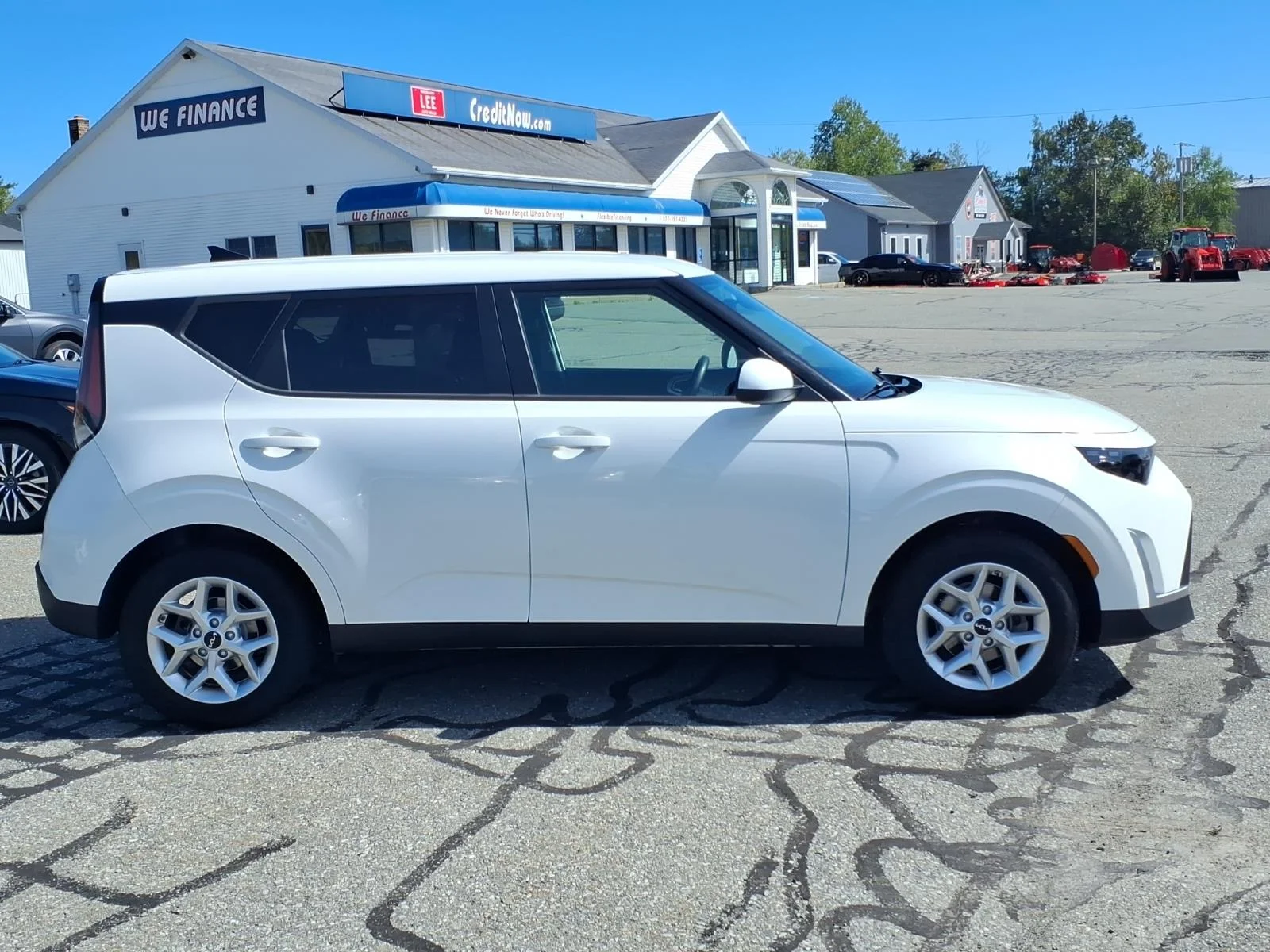 Used 2024 Snow White Pearl Kia LX image 4