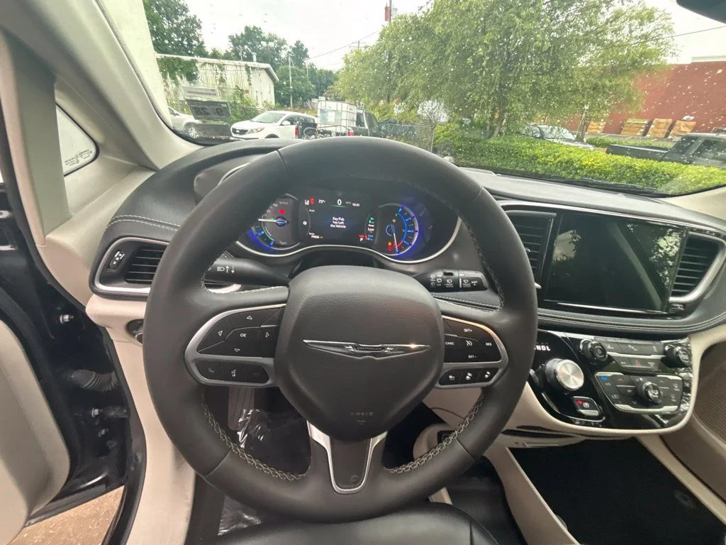 Used 2023 Black Chrysler Touring L image 13
