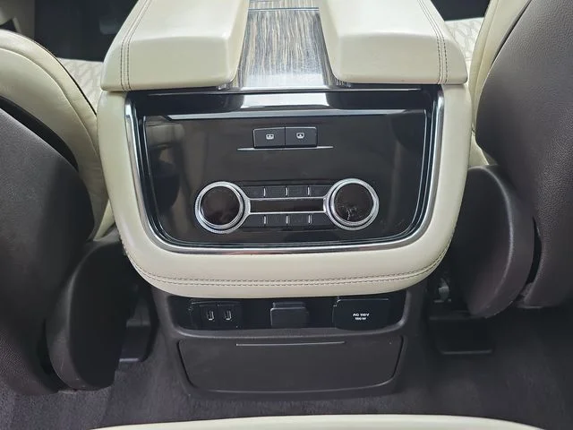 Used 2019 White Platinum Clearcoat Metallic Lincoln Black Label image 33