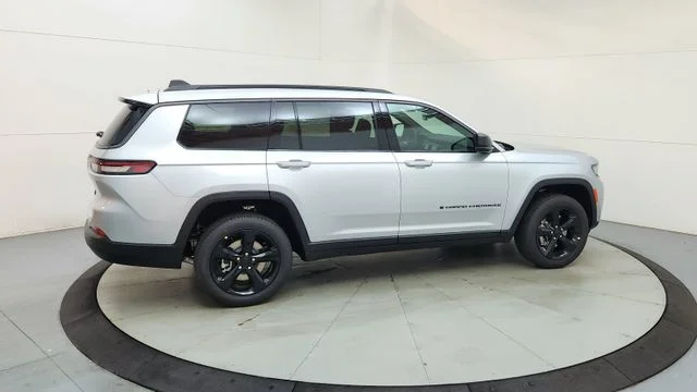New 2026 Silver Zynith Exterior Paint Jeep Limited image 11