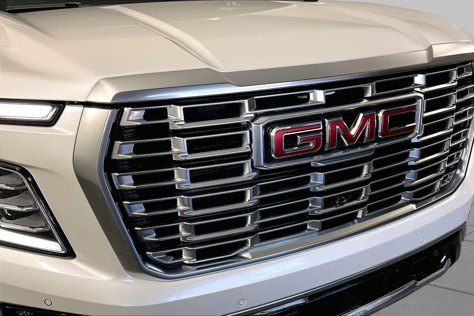 Used 2025 White Frost Tricoat GMC Denali image 29