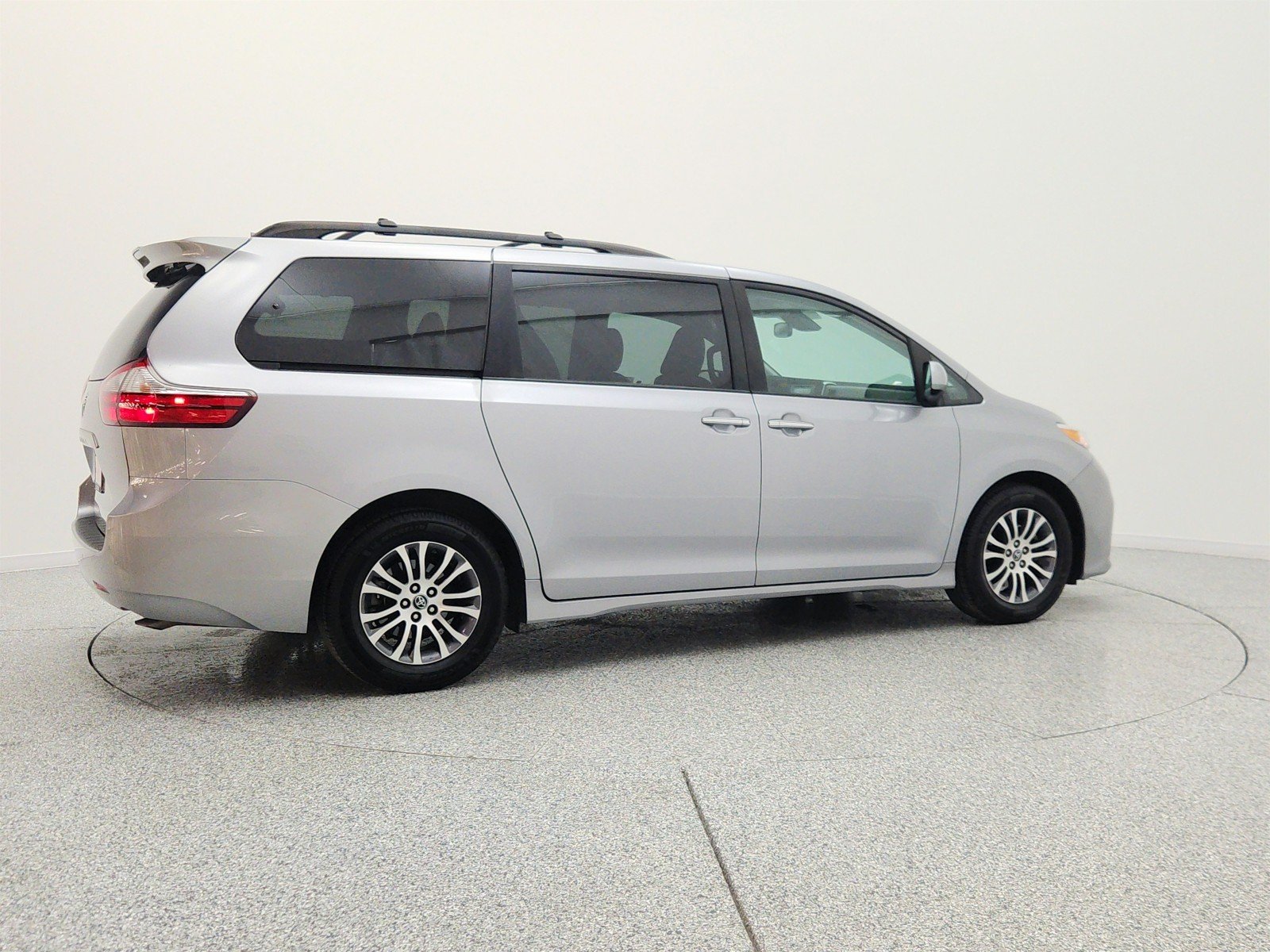 Used 2018 Silver Sky Metallic Toyota XLE Premium image 5