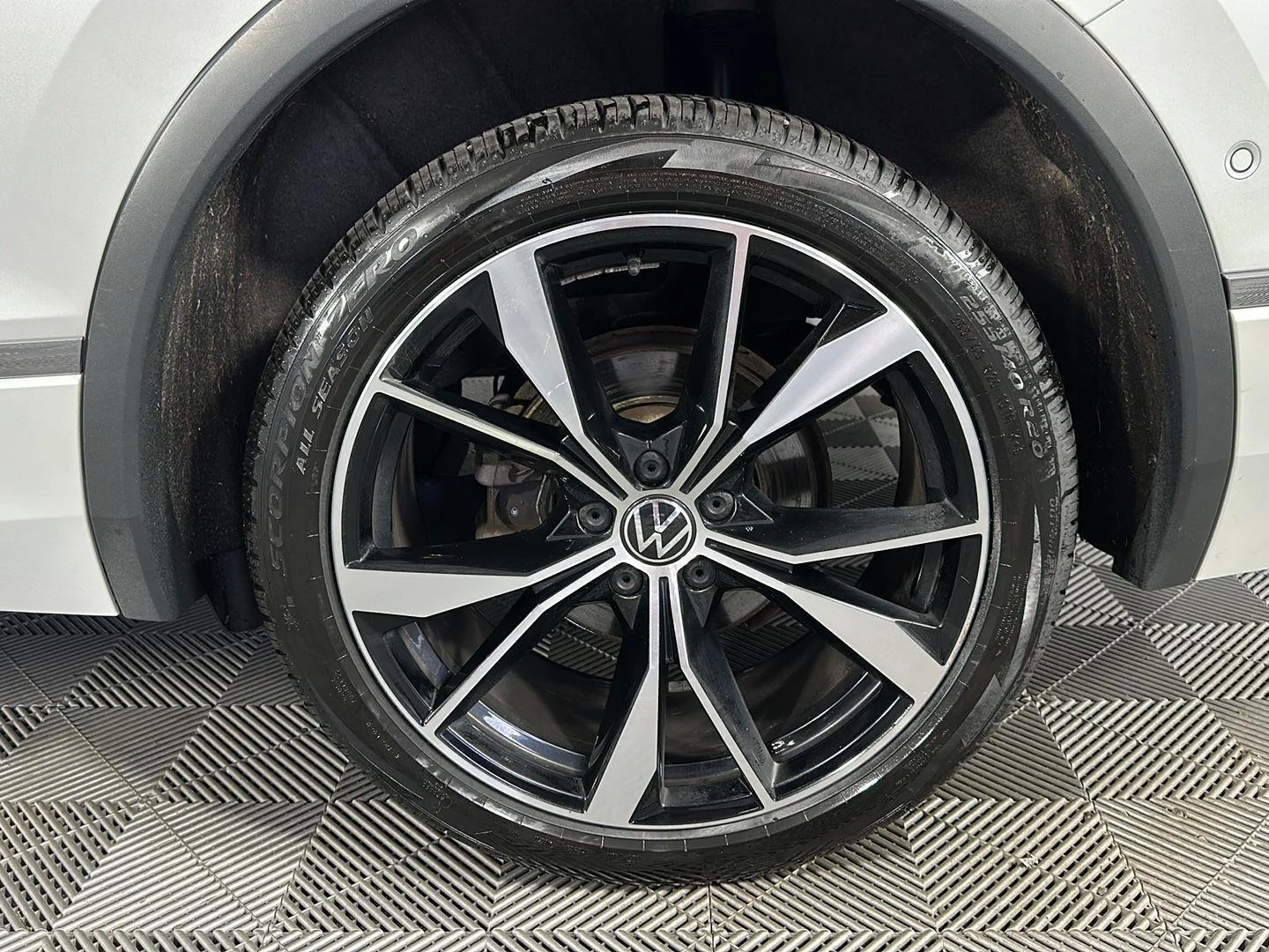 Used 2022 Oryx White Pearl Volkswagen SEL R-Line image 6