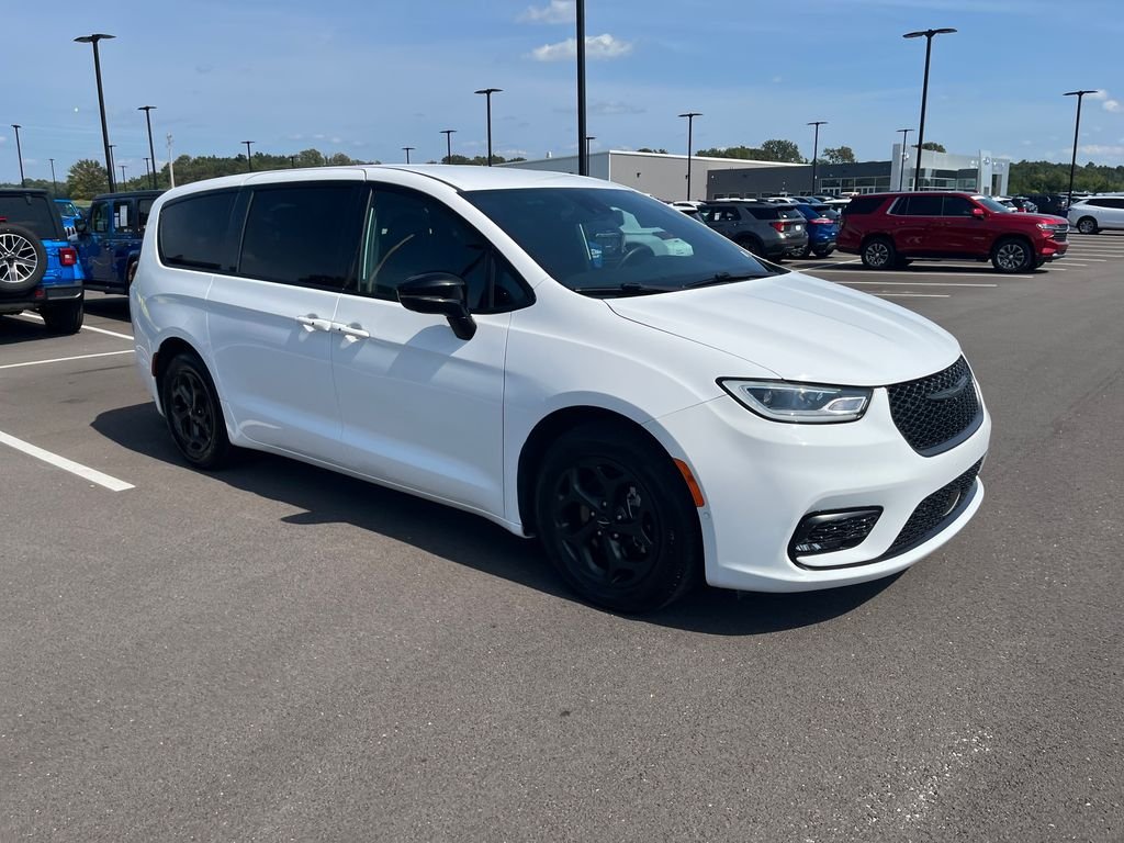 Used 2024 White Chrysler Select image 7