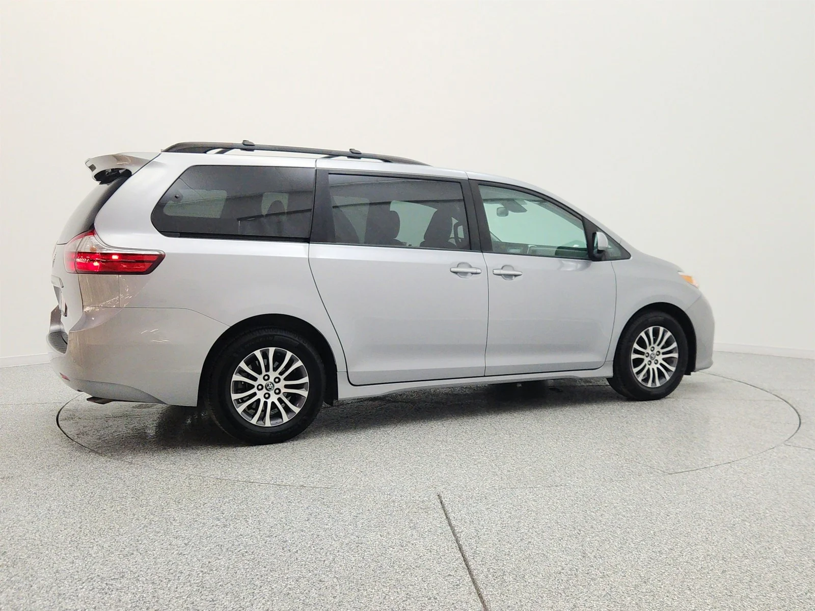 Used 2018 Silver Sky Metallic Toyota XLE Premium image 5