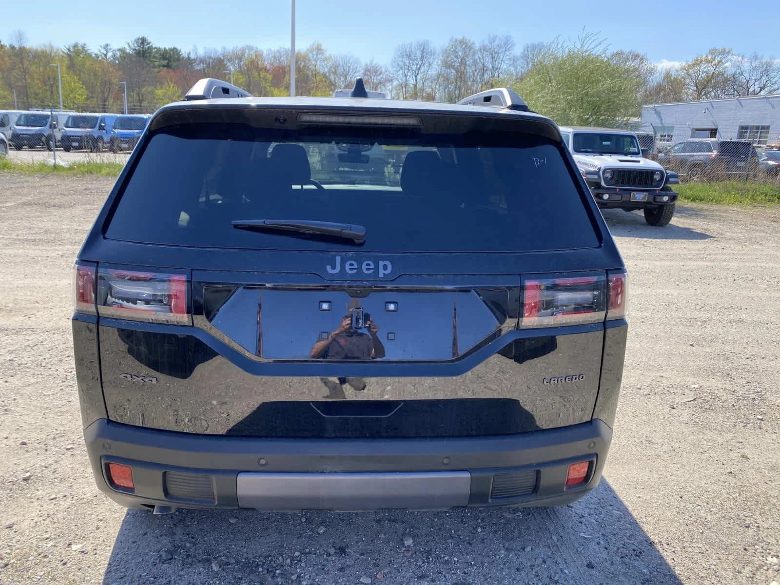 New 2026 Diamond Black Crystal Pearl-Coat Exterior Paint Jeep Laredo image 4