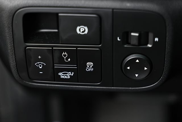 Used 2023 Onyx Black Hyundai SE image 15