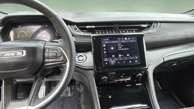 Used 2023 Gray Jeep Altitude image 11
